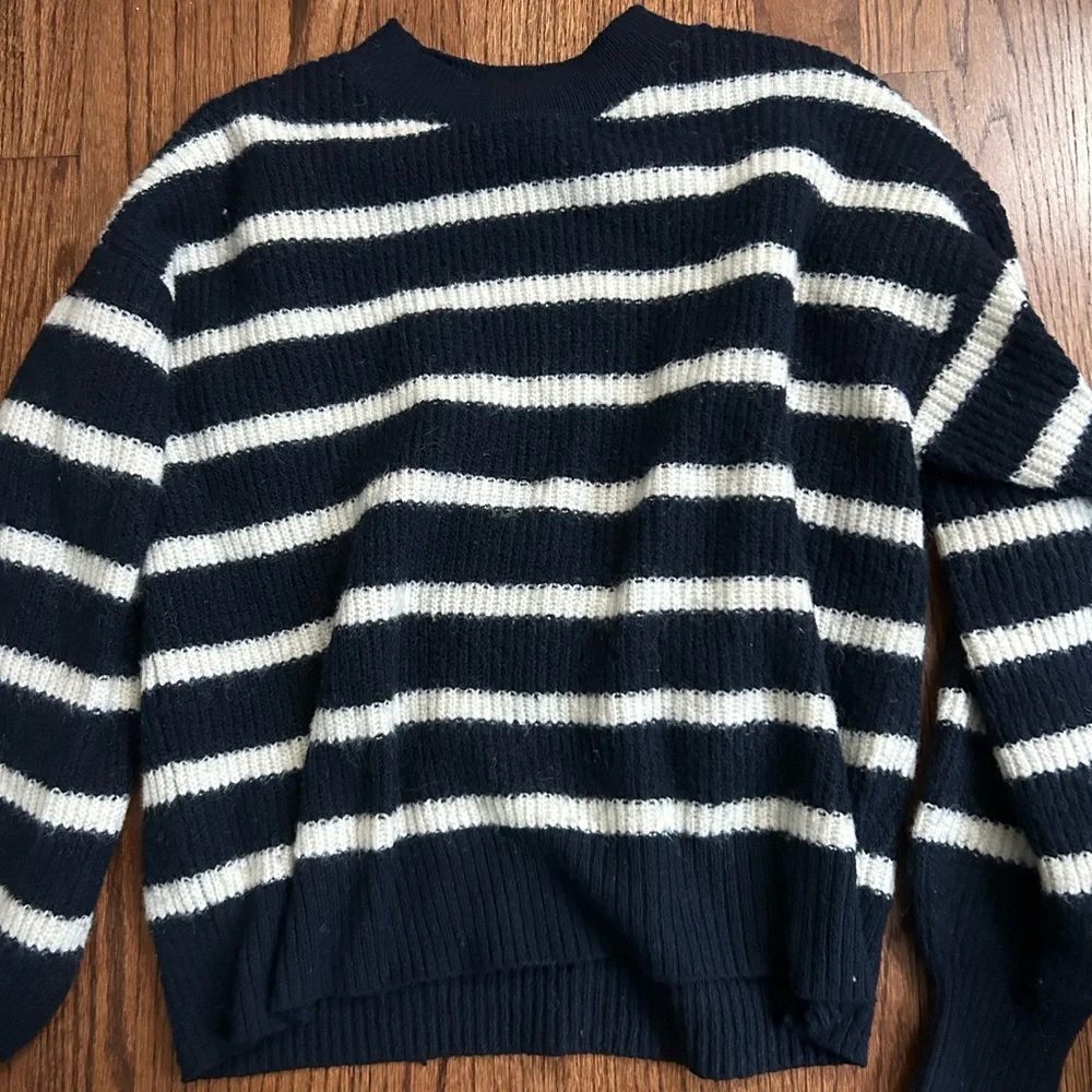 H&M Sweater - Picture 1 of 3